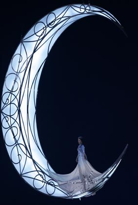 An artist performs during the closing ceremony for the 15th Asian Games in Doha December 15, 2006. 