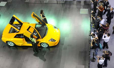 A Lamborghini roadster attracts visitors&apos; attention on the media day of the 6th Guangzhou International Auto Show in Guangzhou, capital of south China&apos;s Guangdong Province, Nov. 18, 2008. The 6th Guangzhou International Auto Show will be opened on Nov. 19.