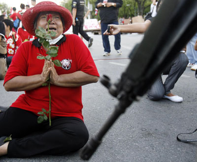 Thai Govt: Man killed in Bangkok gun battle