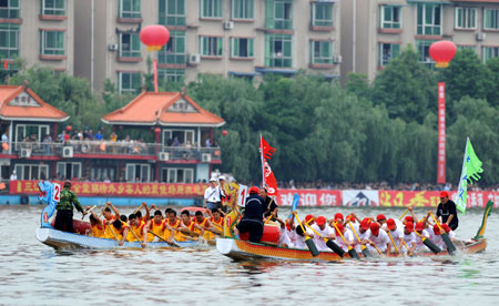 As Chinese celebrated the Dragon Boat Festival, or Duanwu, which fell on Thursday this year, folk customs for this event have been reviving among both the old and young in this fast developing country. To wear small bags, usually with cinnabar, medicinal herbs or aromatic materials inside, is one of the traditions.
