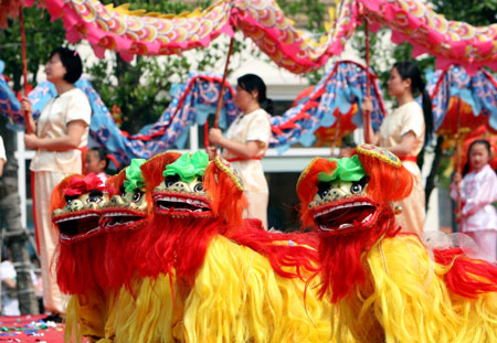 As Chinese celebrated the Dragon Boat Festival, or Duanwu, which fell on Thursday this year, folk customs for this event have been reviving among both the old and young in this fast developing country. To wear small bags, usually with cinnabar, medicinal herbs or aromatic materials inside, is one of the traditions.