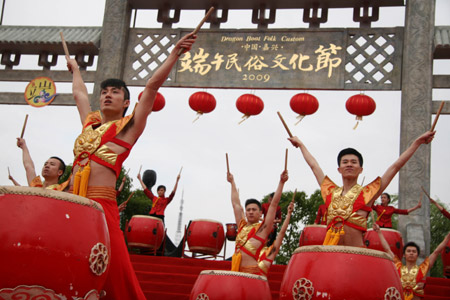 Actors perform traditional dance during the opening ceremony of a culture festival in Jiaxing, east China's Zhejiang Province, May 26, 2009, to celebrate the Chinese traditional Duanwu Festival which falls on May 28 this year. A culture festival with the theme of Duanwu folk custom was held here from May 26 to 30 in the city.(Xinhua Photo)