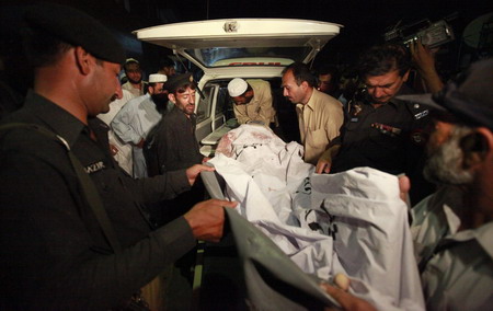 Suicide bombers strike luxury hotel in Pakistan