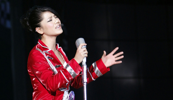 Jiang Yingrong, the champion of the 2009 'Happy Girl' singing competition, performs at the finals on September 4, 2009.