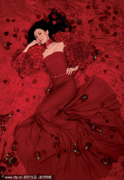 Hong Kong entertainer Michelle Reis took a photo shoot as the spokeswomen of LOVO, a soft home furnishings brand. The 39-year-old actress looks absolutely radiant in a ravishing red dress. [CFP]