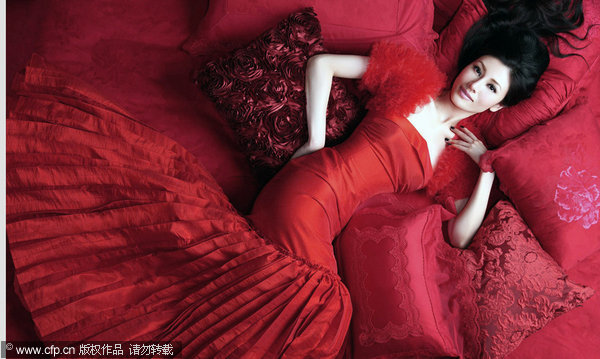 Hong Kong entertainer Michelle Reis took a photo shoot as the spokeswomen of LOVO, a soft home furnishings brand. The 39-year-old actress looks absolutely radiant in a ravishing red dress. [CFP]