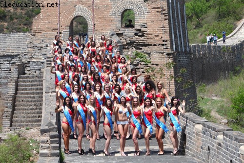 Miss World Bikini finalists visit Great Wall